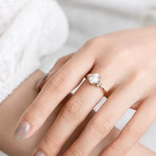 Anel feminino de diamante de laboratório de ouro 14K da moda para estrutura inovadora Vgi